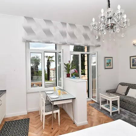 Salus, Maruna Apartamento