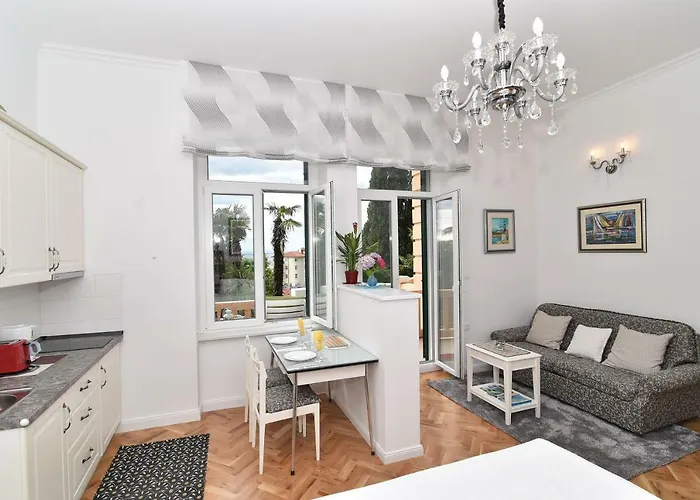 Salus, Maruna Apartment