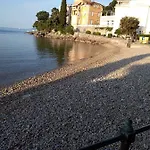 Salus, Maruna Apartment