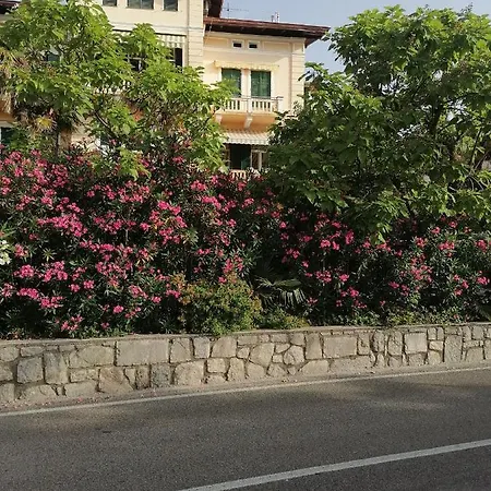 Salus, Maruna Апартаменты