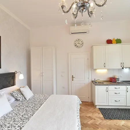 Apartman Salus, Maruna Abbázia