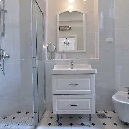 Salus, Maruna Apartman Abbázia
