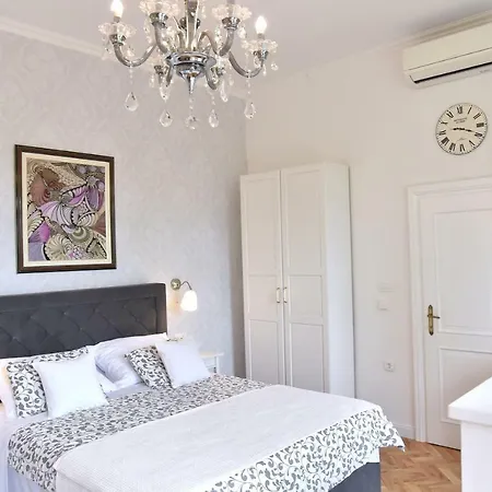 Salus, Maruna Apartman *