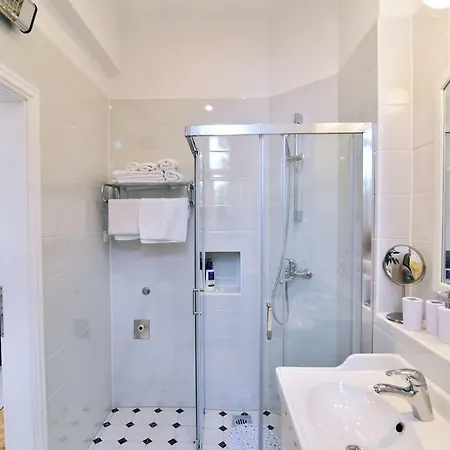 Salus, Maruna Опатия