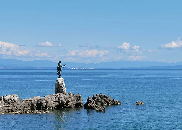 Salus, Maruna Διαμέρισμα