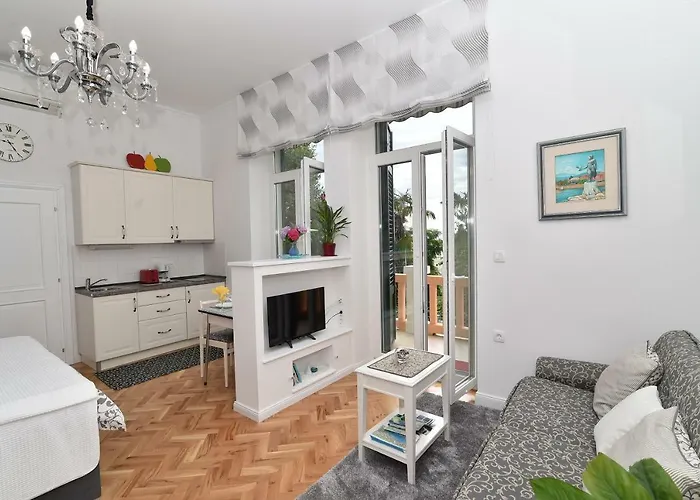 Salus, Maruna Διαμέρισμα Οπατία