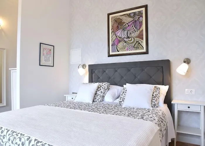 Salus, Maruna Διαμέρισμα