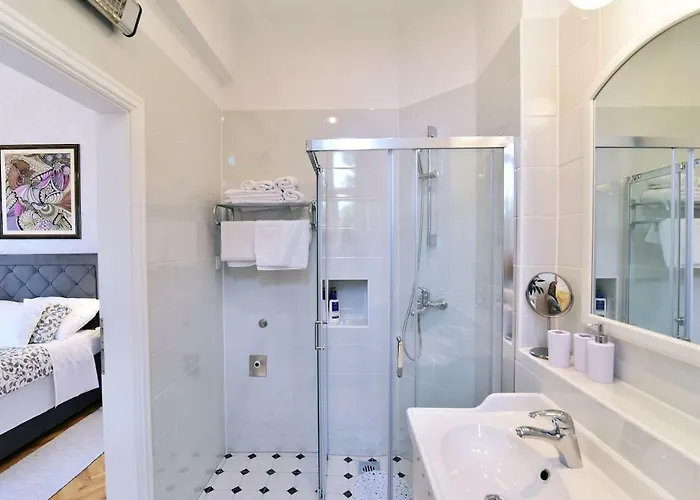 Salus, Maruna Οπατία