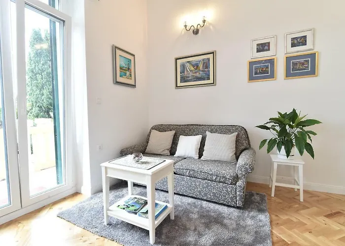 Salus, Maruna * Οπατία