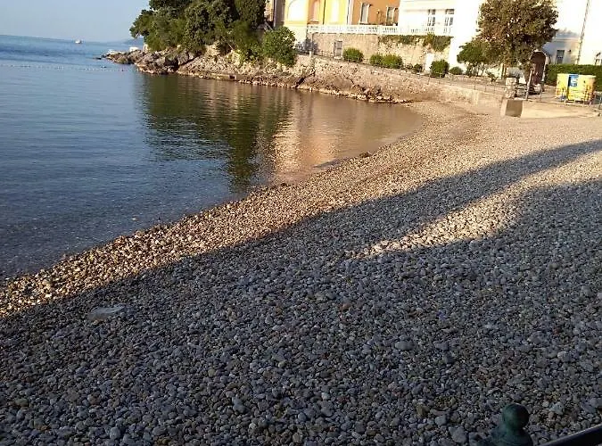 Salus, Maruna Apartman