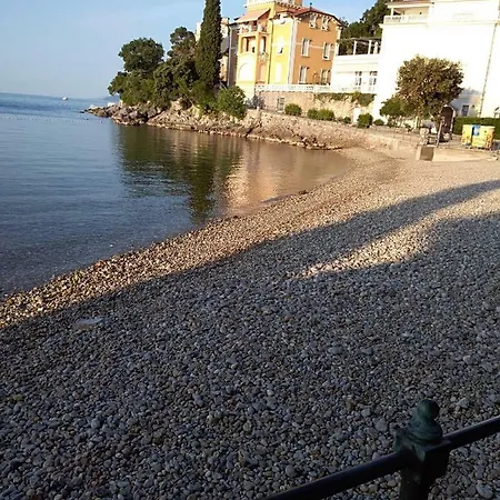 Salus, Maruna Apartmán